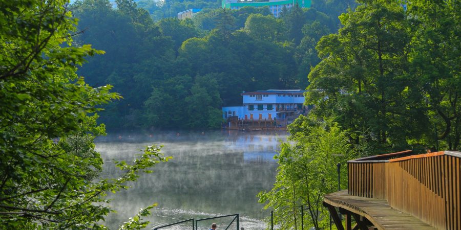 Ce se întâmplă cu pielea când dormim prost — și cum o putem ajuta să își revină?
