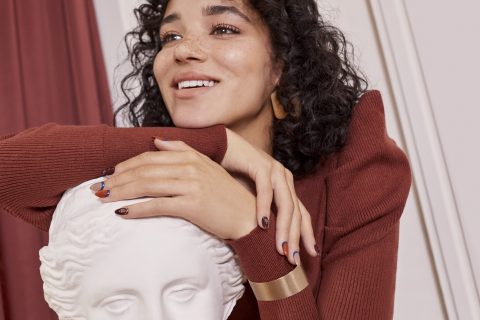 Unghiile ciocolatii, vedetele toamnei 2026. Manichiurile elegante care înlocuiesc burgundy-ul