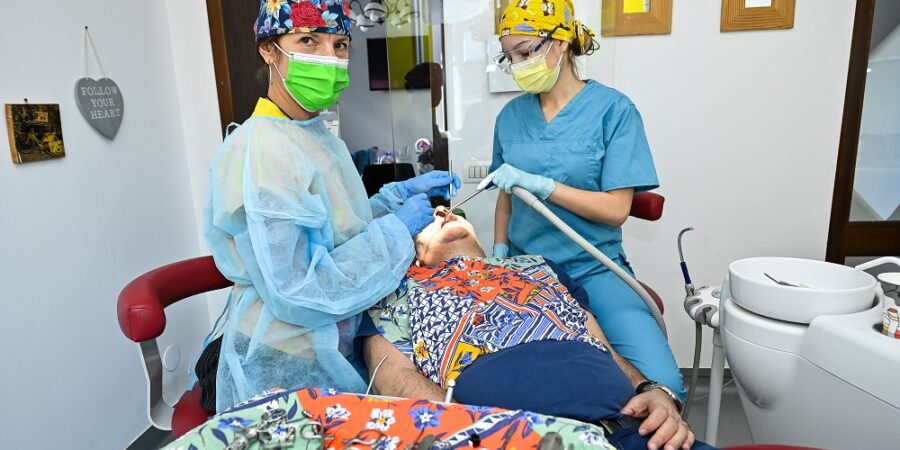 Implantul dentar îți redă zâmbetul și încrederea în tine