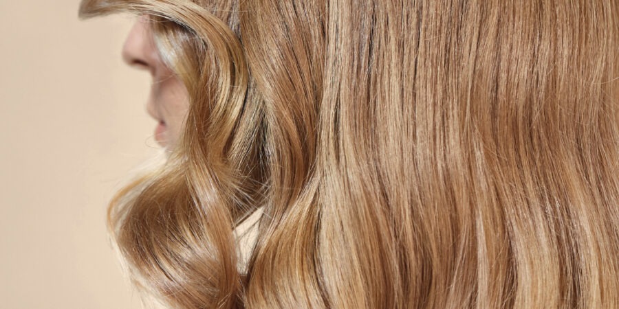 Care este rutina de repararea și îngrijirii a părului degradat după o vară fierbinte?