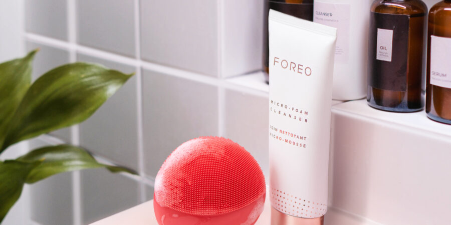 Emily Cooper dezvăluie secretul pielii sale fantastice: iconicul LUNA by FOREO
