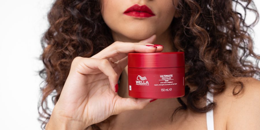 Păr creț fără frizz: cum îți transformi buclele într-o versiune disciplinată, hidratată și perfect definite?