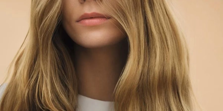 6 seruri anti‑frizz aprobate de hairstyliști pentru un păr neted, disciplinat și strălucitor